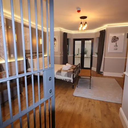 Alma In A Perfect Location 布里斯托