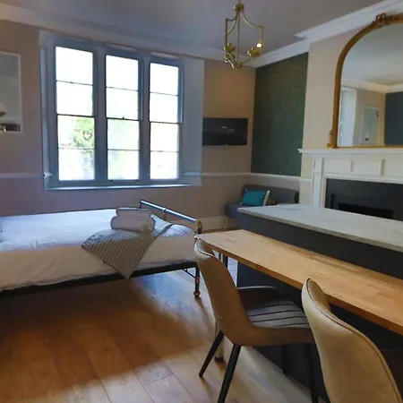 Alma In A Perfect Location * 布里斯托