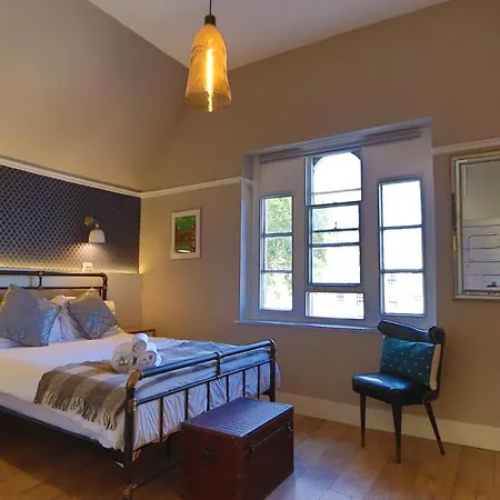 Alma In A Perfect Location * 布里斯托