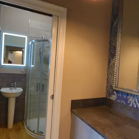 Alma In A Perfect Location 布里斯托