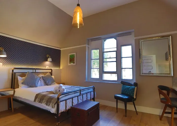 Alma In A Perfect Location * בריסטול